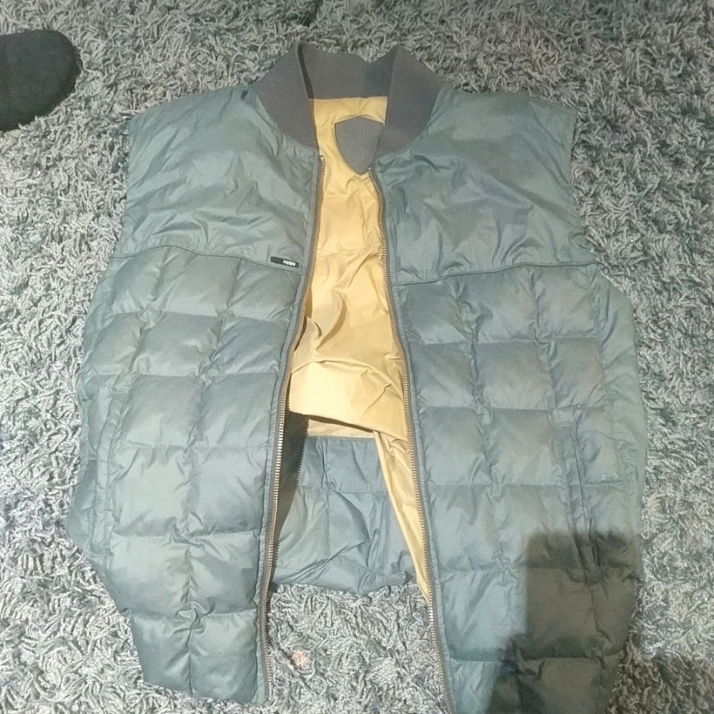 Nobis vest